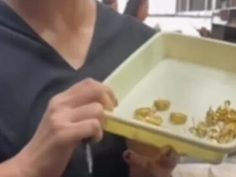 Mang túi vàng đến tiệm, người phụ nữ sốc khi biết "bí mật" đằng sau