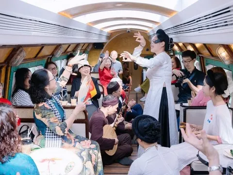 Đoàn tàu Hà Nội 5 cửa ô: Đánh thức ký ức Tết trong một không gian di động