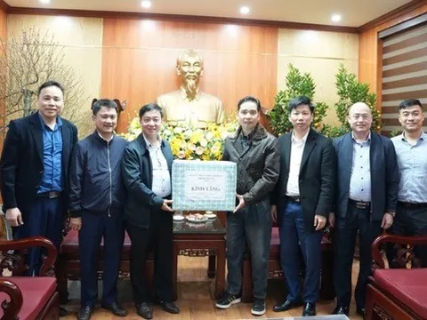 Lãnh đạo phường Sơn Tây thăm, tặng quà các đơn vị trực Tết Bính Ngọ 2026
