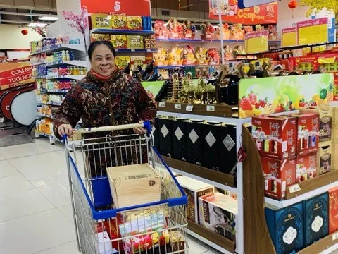 Ngày Mùng 3 Tết Bính Ngọ 2026, thị trường hàng hóa trên cả nước bắt đầu sôi động trở lại