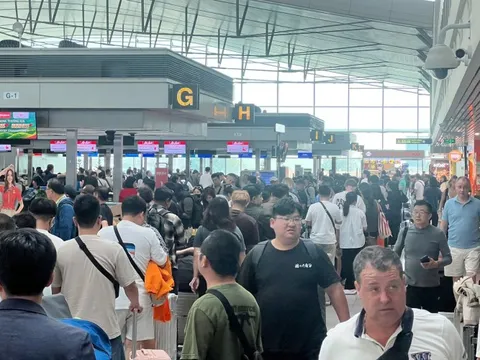 Mùng 4 Tết, hơn 170.000 lượt người ùn ùn về sân bay Tân Sơn Nhất