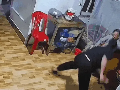 Phẫn nộ clip con trai đánh mẹ gãy tay tối mùng 3 Tết