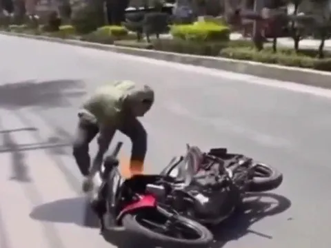 Bị CSGT dừng xe kiểm tra, nam thanh niên đốt xe máy rồi bỏ đi