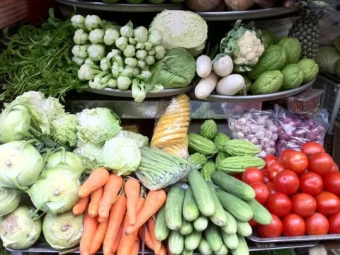 Hà Nội: Giá hoa tươi, rau củ, thịt cá tăng 15 – 30% so với ngày thường