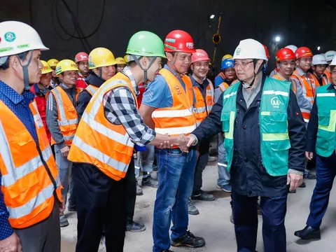 Thủ tướng kiểm tra hiện trường thi công tuyến đường sắt đô thị Nhổn - Ga Hà Nội