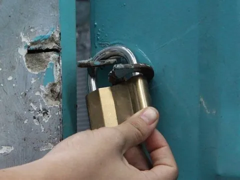 Phát hiện mùi hôi trong căn nhà khóa cửa, hàng xóm liền báo cảnh sát