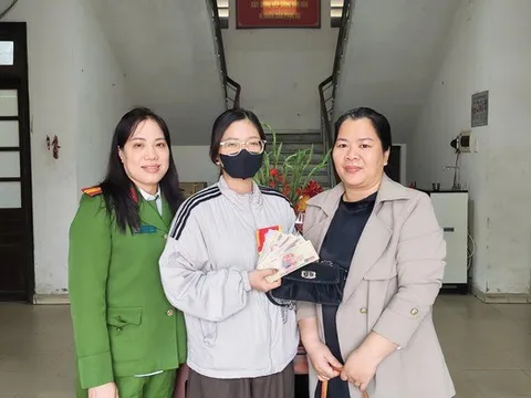 Mất túi xách lúc nửa đêm, du khách Australia bất ngờ khi được trao trả