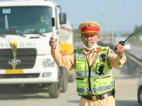 CSGT Đà Nẵng xuyên Tết giữ đường thông suốt, tai nạn giảm sâu