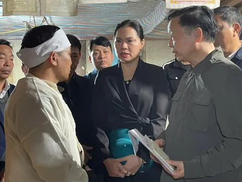 Phó Thủ tướng Trần Hồng Hà thăm hỏi gia đình các nạn nhân vụ chìm tàu chở khách trên hồ Thác Bà