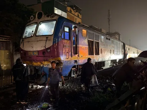 NÓNG: Xe tải va chạm với tàu hỏa, nhiều người bị mắc kẹt