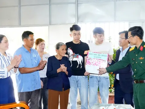 Nhiều cặp song sinh ở Quảng Ngãi hăng hái viết đơn tình nguyện nhập ngũ