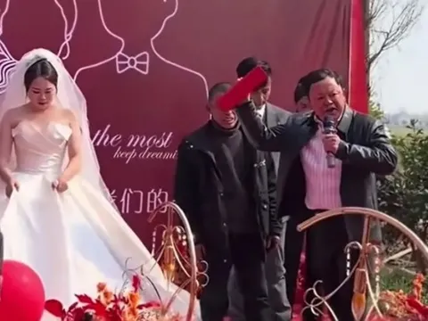 Giữa hôn lễ, bố cô dâu làm một việc khiến chú rể ôm mặt khóc nức nở