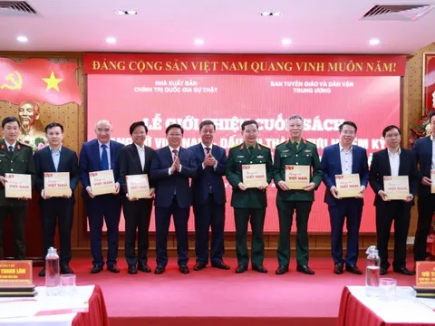 Giới thiệu cuốn sách về dấu ấn thành tựu nhiệm kỳ Đại hội lần thứ XIII của Đảng