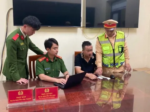 Tài xế vi phạm nồng độ cồn tông vào xe CSGT để bỏ chạy