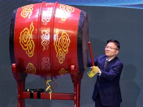 Phó Thủ tướng Lê Thành Long gióng trống mở màn Đêm thơ Nguyên tiêu 'Trước biển lớn'