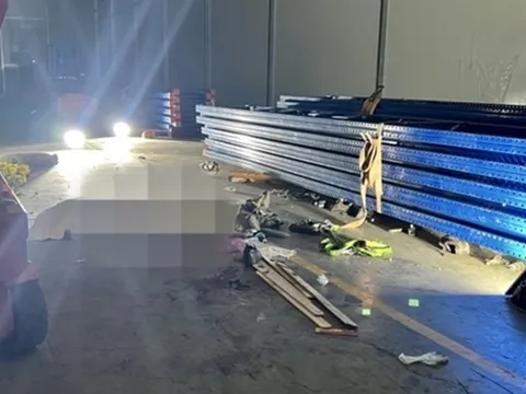 Sập la phông tại công ty, 4 người thương vong