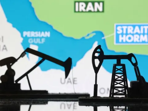 Dầu thô vượt 110 USD/thùng sau khi các nước Trung Đông cắt giảm sản lượng