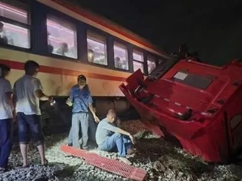 Khởi tố vụ tài xế container cố tình vượt rào chắn bị tàu hỏa tông vỡ đôi