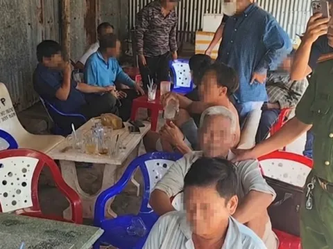 Đột kích quán cà phê, bắt quả tang 14 người tụ tập cá cược đá gà qua mạng