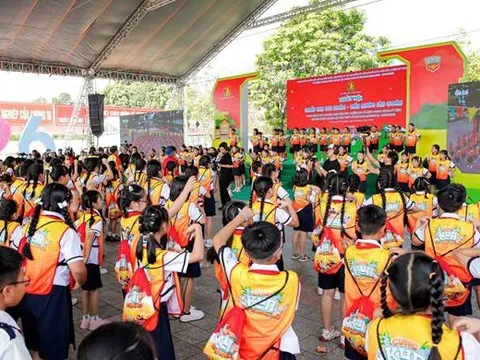 Thông điệp 'Cùng KUN bảo vệ muôn loài' được thiếu nhi toàn quốc hưởng ứng qua màn đồng diễn sân trường