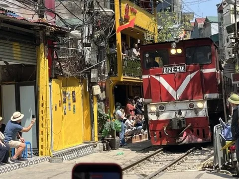 Bất chấp lệnh tháo dỡ, cà phê đường tàu Hà Nội vẫn tấp nập khách Tây