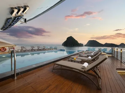 Đón mùa Giáng sinh hạnh phúc cùng Essence Grand Halong Bay Cruise I