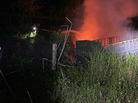 Xe đầu kéo lao xuống vệ đường bốc cháy dữ dội trên Quốc lộ 1, tài xế tử vong tại chỗ