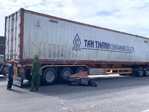 Một phụ nữ đi xe máy tử vong khi va chạm với xe đầu kéo trên Quốc lộ 1