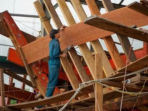 Làng đóng tàu 700 năm tuổi chao đảo trước “sóng gió” thị trường