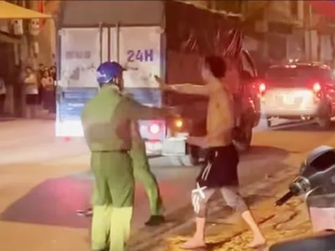 Tạm giữ hình sự kẻ cầm 2 dao tấn công người giữa đêm khiến người đi đường hoảng loạn