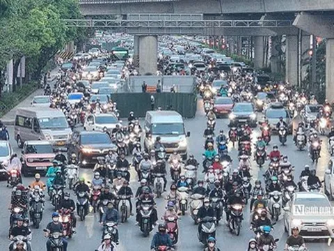 Hà Nội: Lô cốt án ngữ đường Nguyễn Trãi, giao thông thêm ùn tắc giờ cao điểm