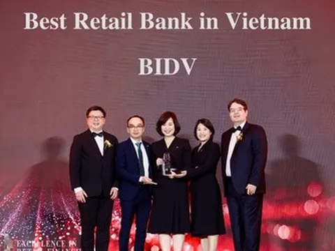 BIDV viết tiếp thập kỷ dẫn đầu với cú đúp giải thưởng Ngân hàng Bán lẻ tốt nhất Việt Nam Tiền gửi tốt nhất Châu Á