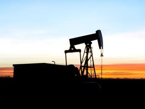 Giá dầu giảm khi Mỹ cân nhắc nới lỏng trừng phạt dầu thô Iran để hạ nhiệt thị trường