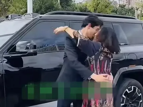 Chàng tiếp viên 26 tuổi kết hôn với nữ đại gia U50, dung mạo cô dâu khiến nhiều người bất ngờ