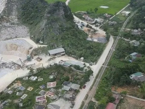 Vụ nổ mìn khiến nhiều nhà dân bị thủng mái: Tạm dừng khai thác mỏ đá