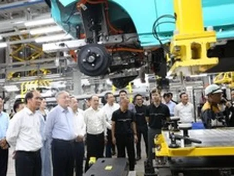 Phó Thủ tướng Thường trực Nguyễn Hòa Bình thăm Nhà máy sản xuất ô tô điện VinFast