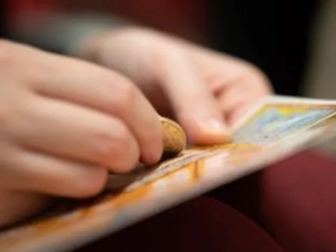 5 tờ vé số trúng độc đắc và bi kịch khiến cả khu phố xót xa