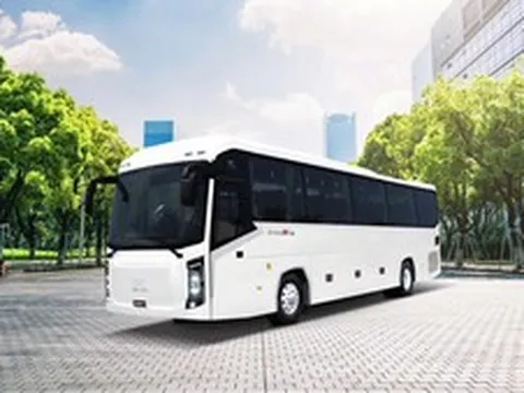 KIM LONG MOTOR xuất khẩu lô xe bus "Made in Việt Nam" thuần điện và diesel đầu tiên sang Thái Lan