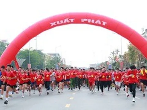 Hàng nghìn người dân Hà Tĩnh khoác lên mình áo Cờ đỏ sao vàng tham gia Ngày chạy Olympic 2026