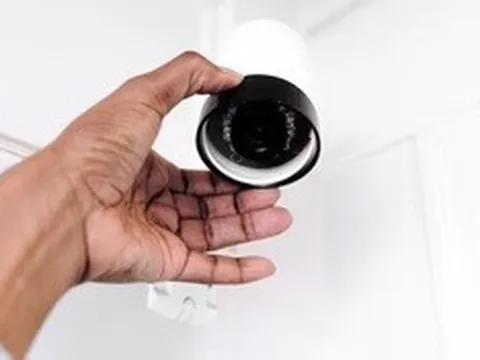 Bác sĩ bí mật lắp camera quay lén đồng nghiệp rồi tống tiền