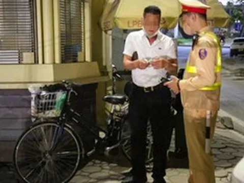 Đi xe đạp vi phạm nồng độ cồn, người đàn ông từ chối ký biên bản vì lý do đặc biệt