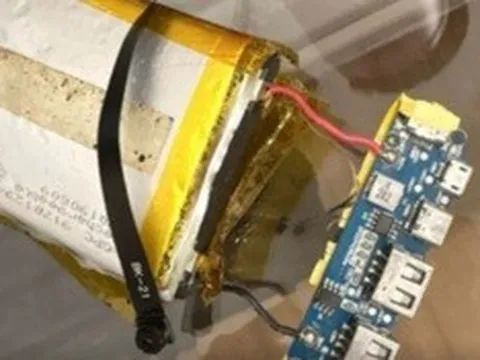 Được tặng bó hoa tốt nghiệp, cô gái sốc nặng khi phát hiện thứ bên trong