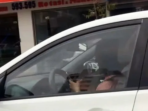 Nữ tài xế lái ô tô vẫn dùng hai tay bấm điện thoại bị xử phạt 4-6 triệu đồng