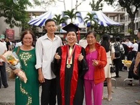Nữ bác sĩ bầu đôi hơn 8 tháng vượt 250km nhận bằng: “3 mẹ con cùng tốt nghiệp” gây xúc động