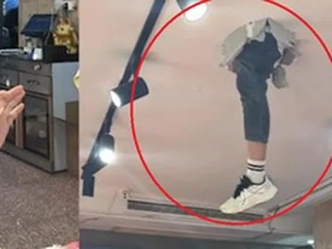 Nhìn lên trần nhà, người đàn ông sốc nặng thấy cảnh tượng "nổi da gà"