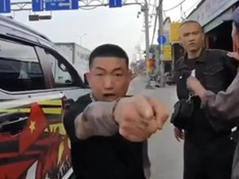 Bắt tạm giam 2 đối tượng chửi bới, hành hung người dừng xe mua vé số