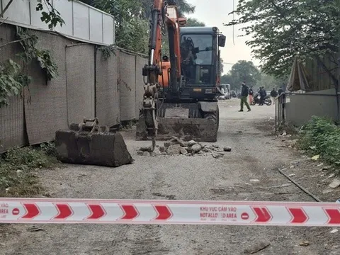 Hà Nội: Đào hố ngăn chặn các phương tiện vào bãi xe trái phép