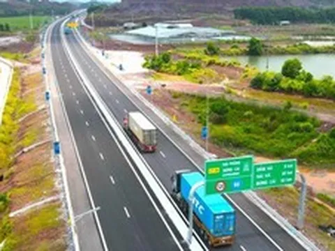 Tiếp tục bổ sung quy hoạch các tuyến đường bộ kết nối với sân bay, cảng biển