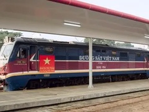 Trải nghiệm chuyến tàu sắc tím mộng mơ trên cung "đường vàng" miền Trung