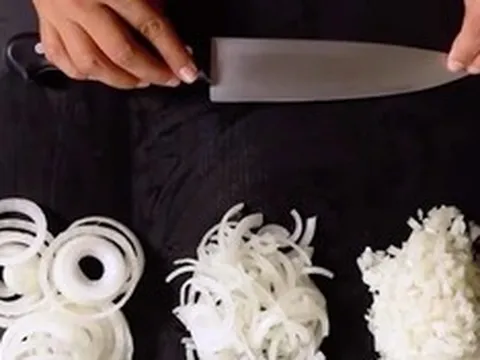 “2 nhớ, 1 không” đơn giản giúp cắt hành tây không bị cay mắt